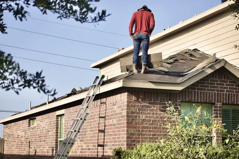 Professional roofer working on a residential roof in Bolsa Verde